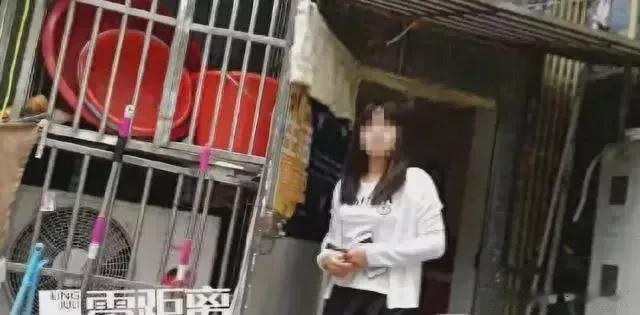 小区一个车库成了“卖淫窝点”。南京警方逮捕了20多名涉嫌卖淫的男女。他现在居住的