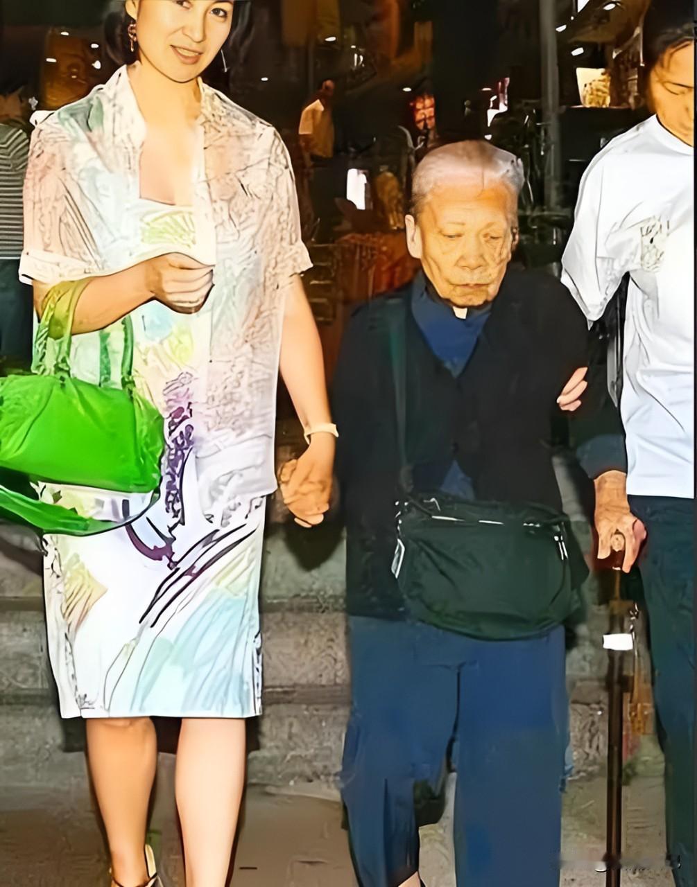 “留下来吧，我请保姆照顾你！”当年何超琼的保姆晶姐准备离职时，何超琼却说出了这句