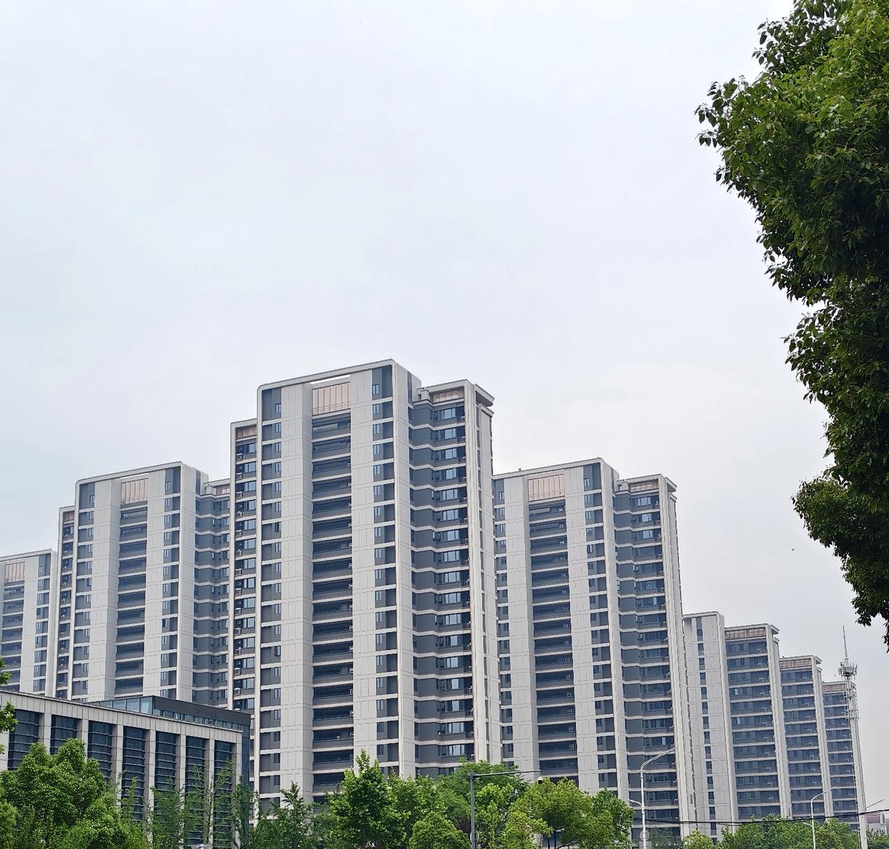 ——楼市起落叹世事，普通人终究难抵时代浪潮!
 
     前几年楼市行情红火的
