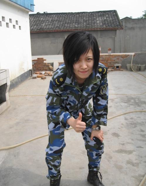 姚贝娜在灾区的留影，这一张照片拍摄在2008年6月1日，地点是四川什邡师古镇的灾