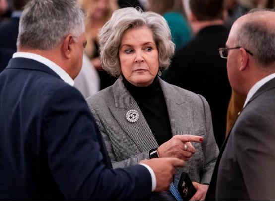 晚宴突发枪击，白宫有个大官，不光不害怕，还站到椅子上瞎喊“USA”，最后被全场人