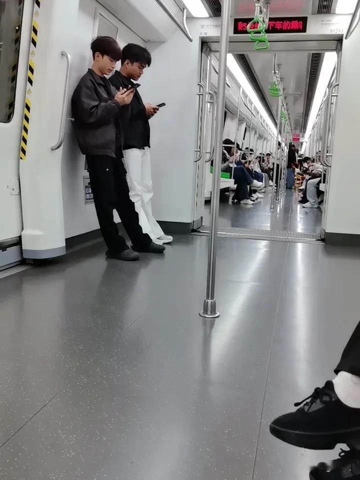 冬日生活打卡季7点到，然后吃饭半个小时，去给哥哥理了个头发。回到大姨家聊了一下就