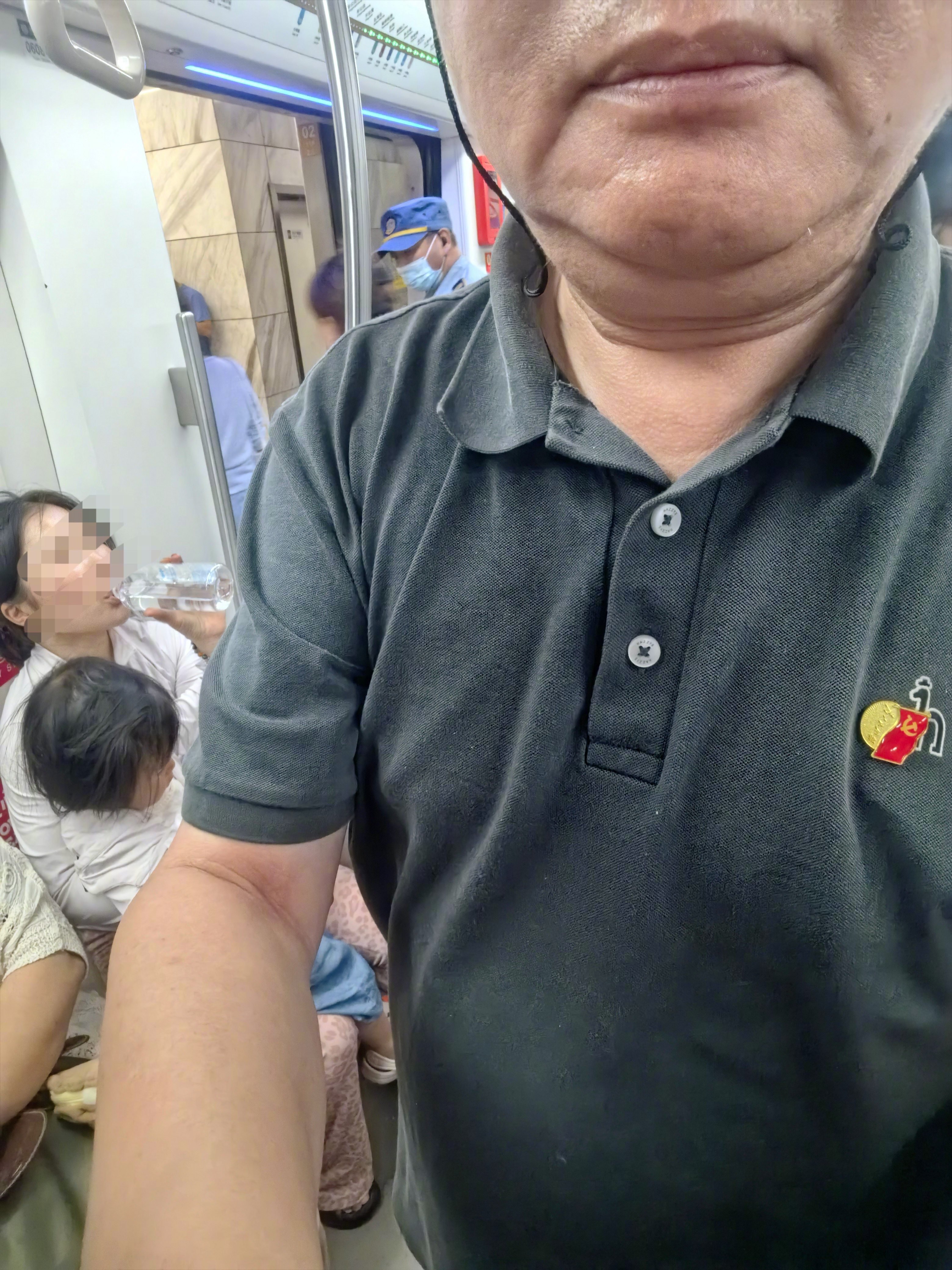 在地铁六号线，58岁老汉刚给一带孩子妇女让了个座，会一直让到腿脚真撑不住的那一天