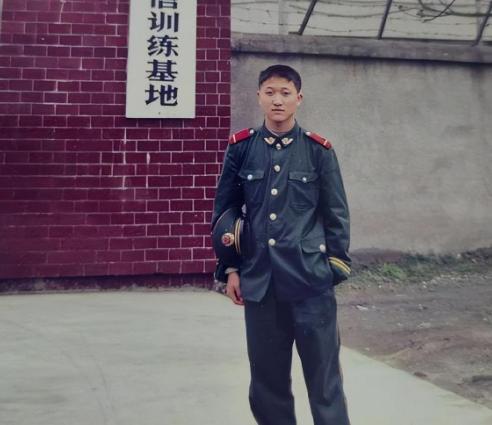 2006年，武警冉松柏探完亲回部队，坐去武汉的长途客车。没想到，上车后，却发现隔