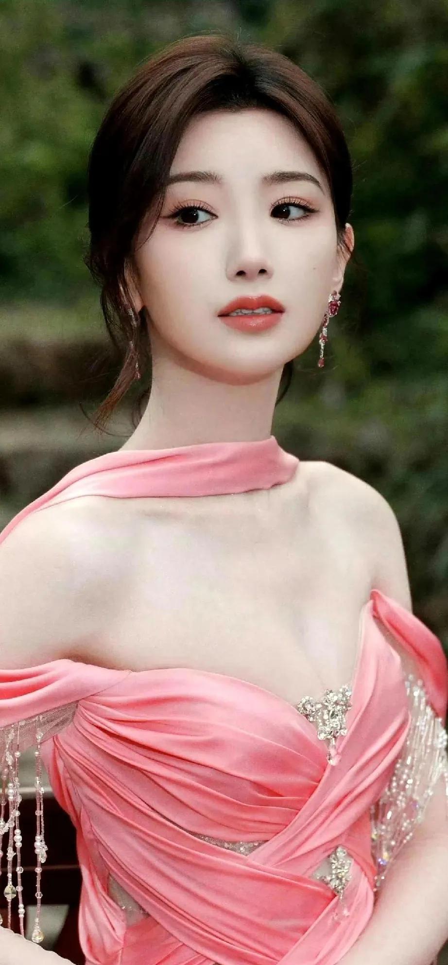 🌸毛晓彤今天的造型，是温柔又闪耀的粉色系～
 
一袭设计感满满的粉色长裙，缀着