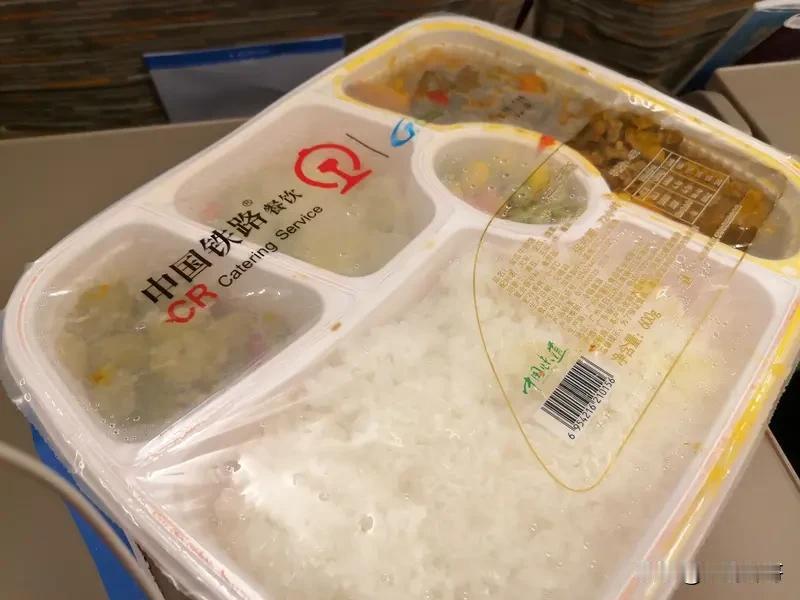 说实话，高铁上的盒饭有点贵，就那些菜，不值！当然，就是这么设计的！我通常是吃完饭