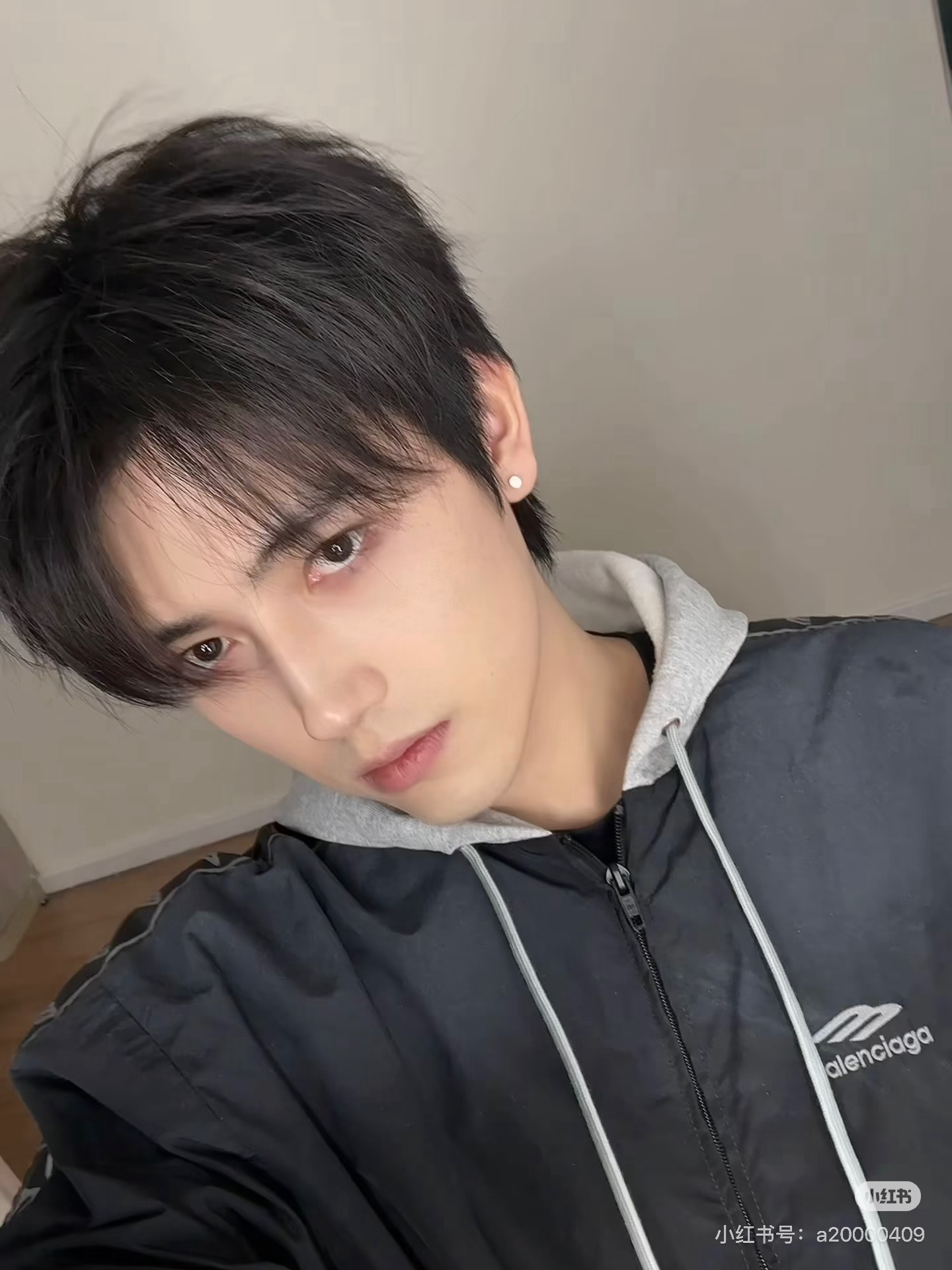 陈飞宇戴耳钉自拍，好帅一男大