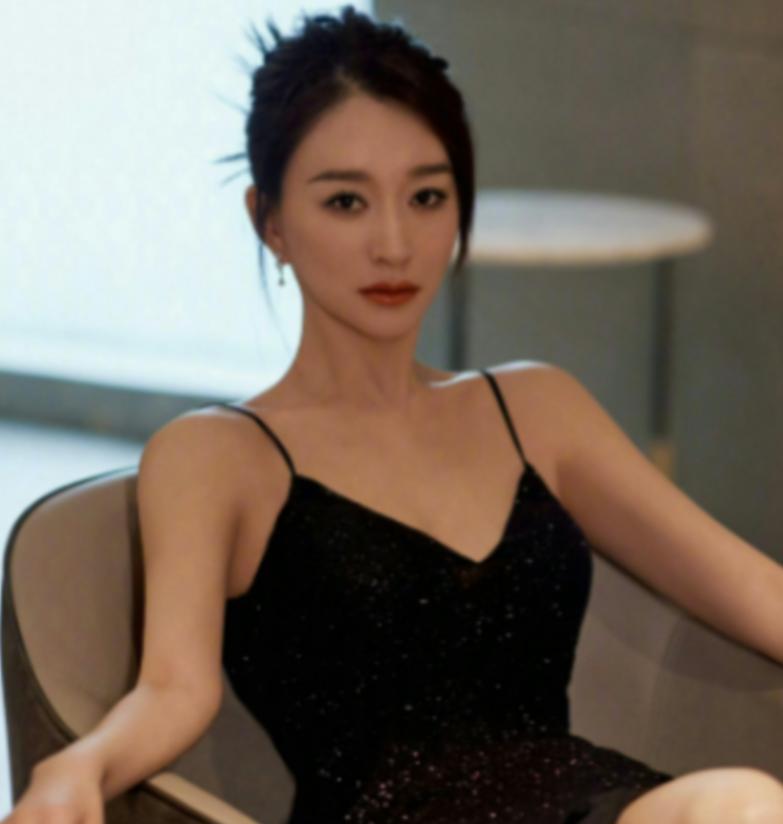 2010年李小冉被前男友艾滋针头抵喉求饶，他转头砍鄢颇十余刀挑脚筋！这案子当年震