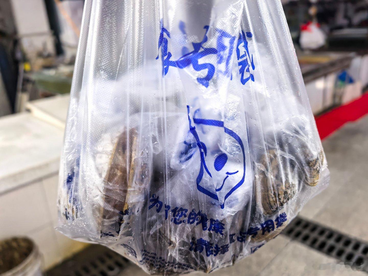 黄小鱼和黄小驰国庆游辽宁 在伟豪买了海鲜，老板帮我们找了附近的面馆加工，蚬子果然