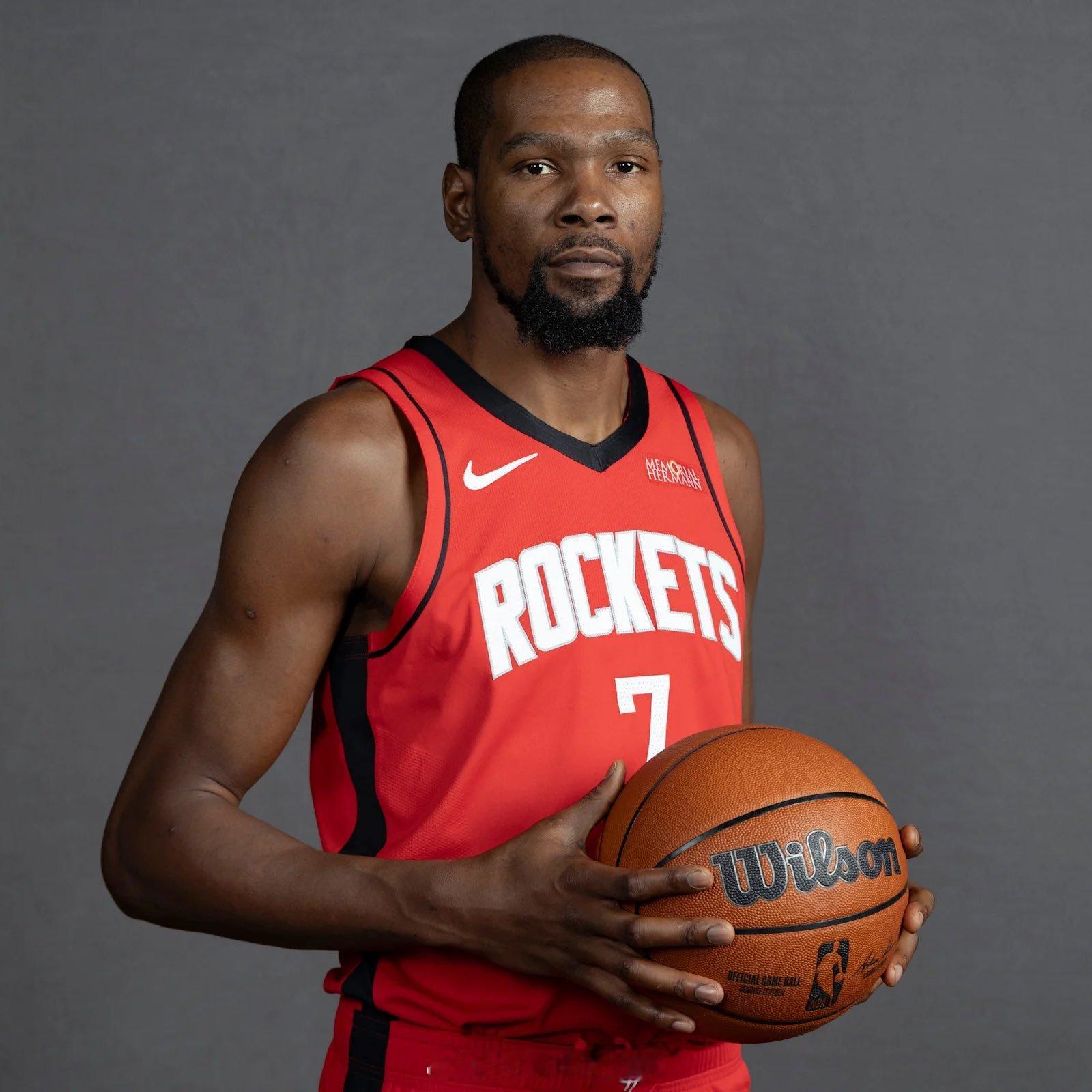 在NBA年度调查中，73%的GM认为杜兰特被交易至火箭是本赛季新援中对球队战力提