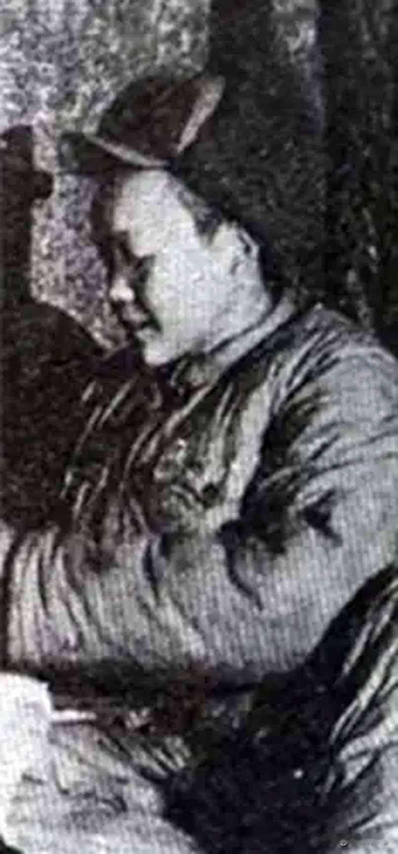邓章德（邓彰德），四川蓬安人，志愿军15军通信员，特等功臣、二级战斗英雄。17岁