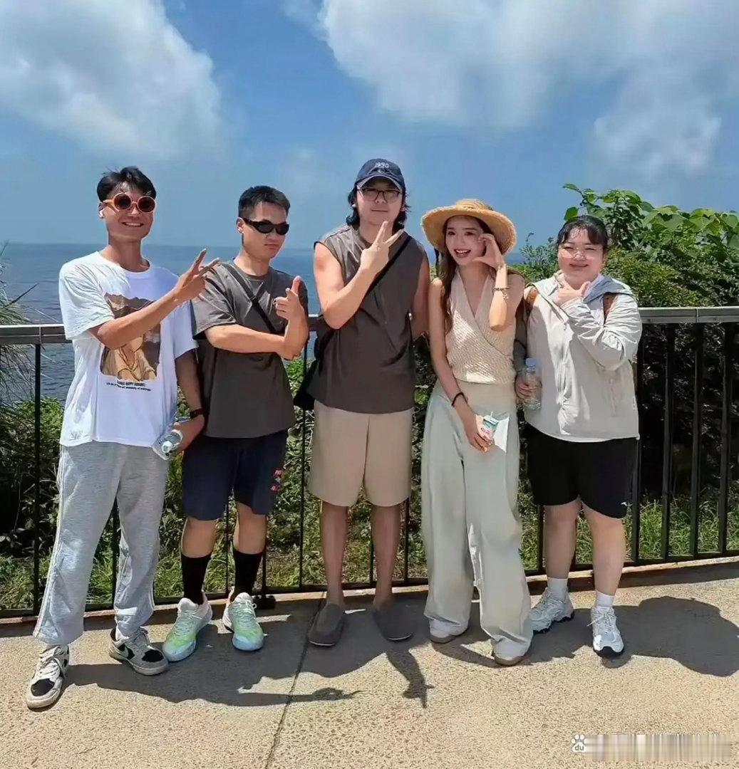 雷佳音和爸爸韩国旅游，发福卷发像换了个人，父子同框像潮男兄弟 