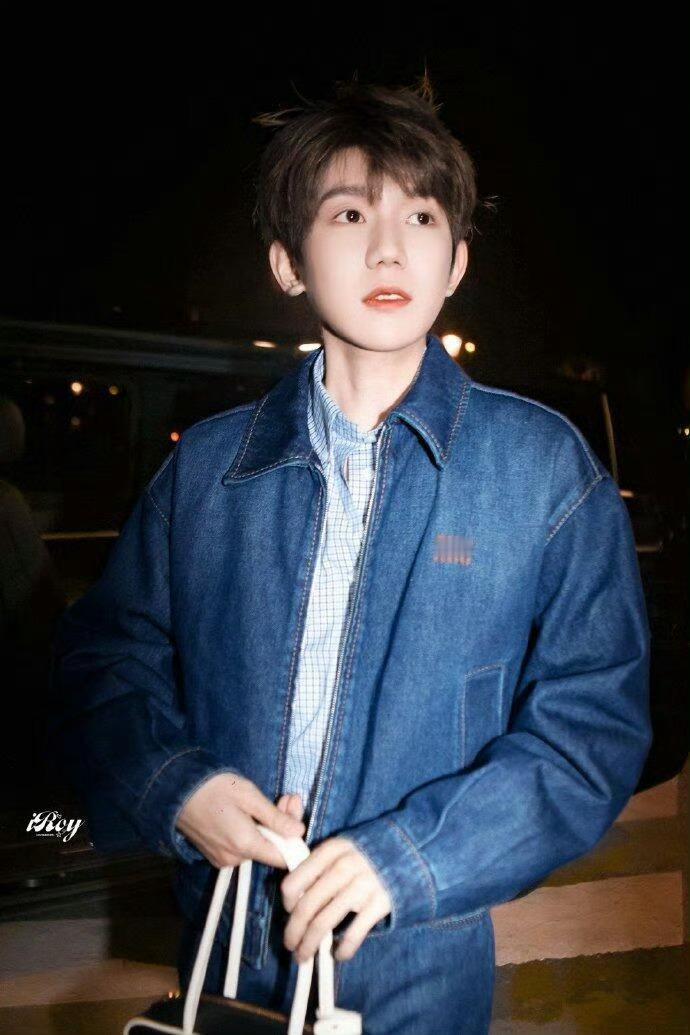 王源MiuMiu巴黎时装周出街，发型翘起来怪可爱的 ​​​