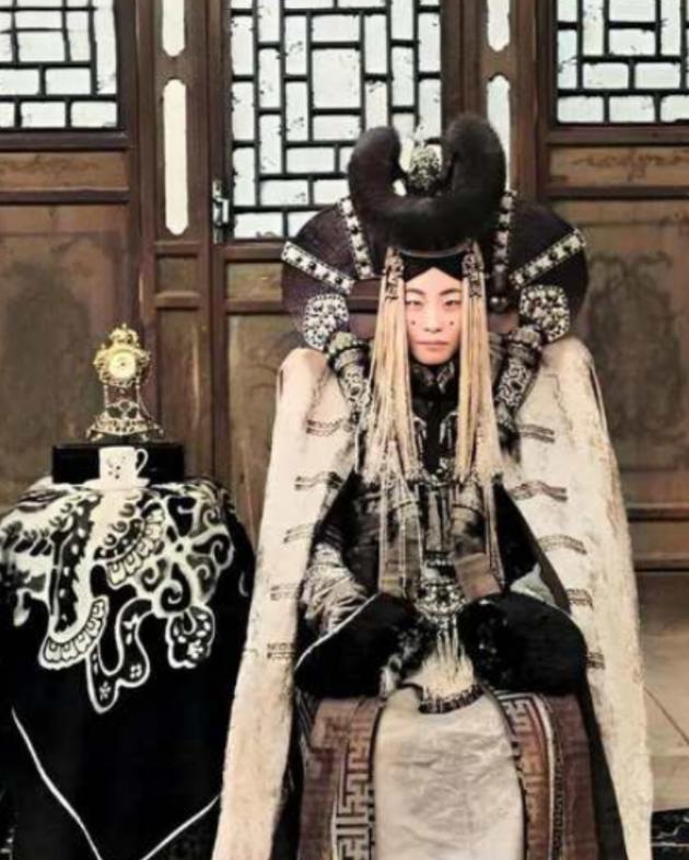 1938年斯大林下令处决了外蒙古的末代皇后，在执行死刑前，皇后格嫩皮勒展现出与众