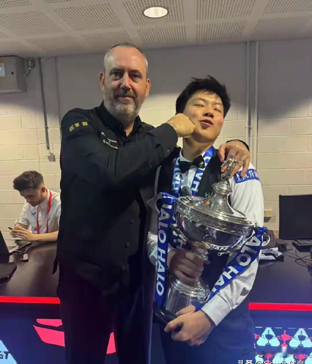 热搜第一赵心童，二轮游了。
世锦赛冠军的头衔，没能拦住排名第54位的奥康纳。
首