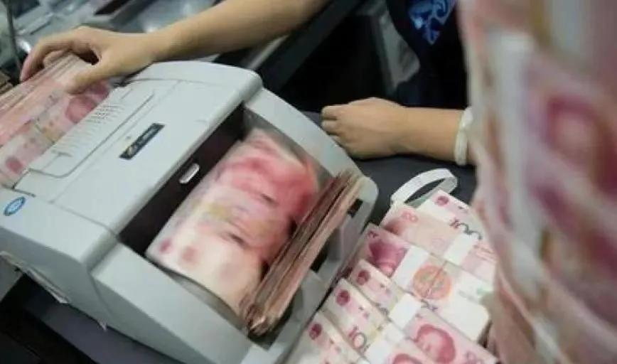 河南南阳，一女子在银行行长的推荐下，向银行存入了46万多元的定期存款。银行行长给