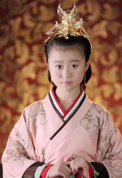 公元前192年，18岁的汉惠帝刘盈迎娶了年仅10岁的外甥女张嫣。洞房花烛夜，看着