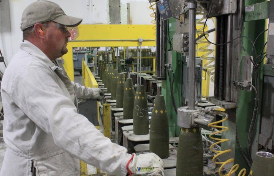 一位美籍华人说，中国人别太自大，美国把钢铁、机电、军工这些产业转移出去，是因为它