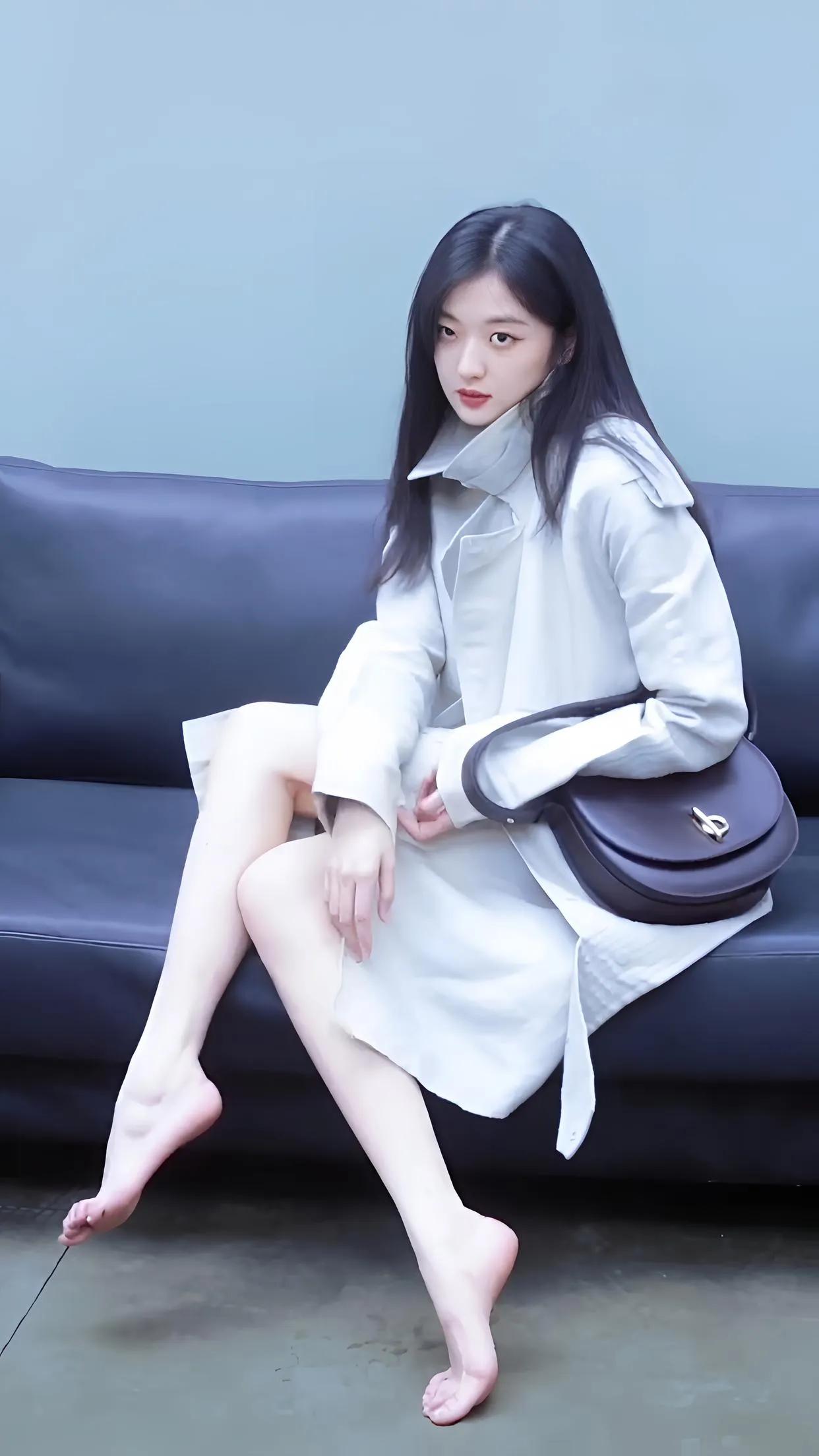 孙千大长腿惊艳亮相，玉足风采不输关晓彤，谁才是美腿女王？