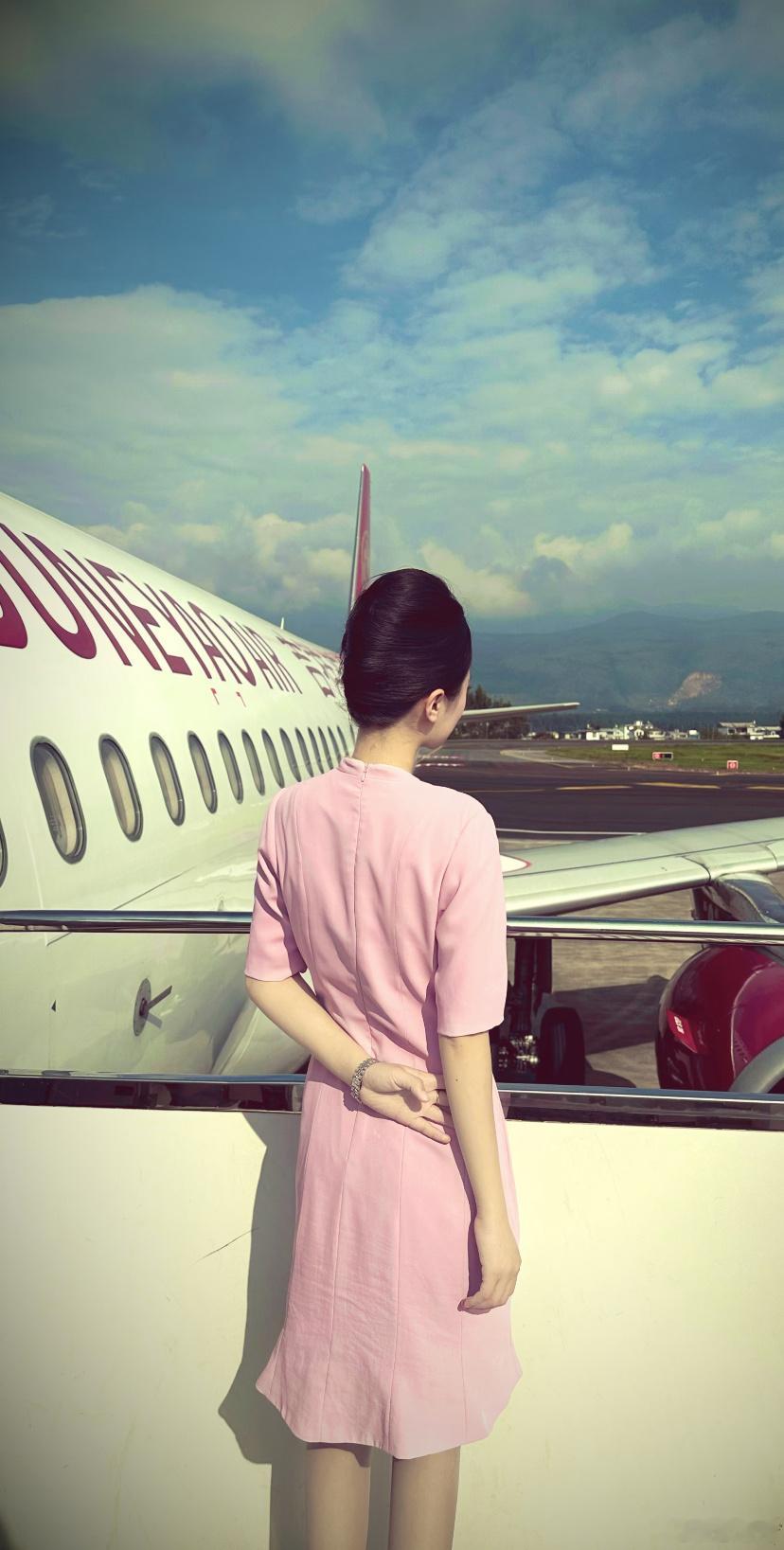 吉祥空姐的制服照，又美又飒。 