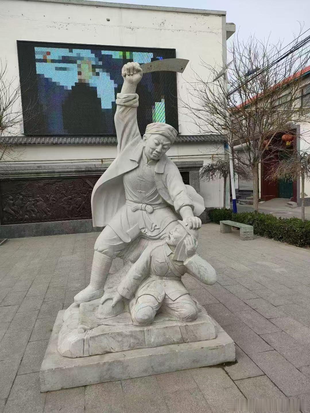 这个村里的雕塑比起俄罗斯的那个雕像更具特色吧？[酷] ​​​