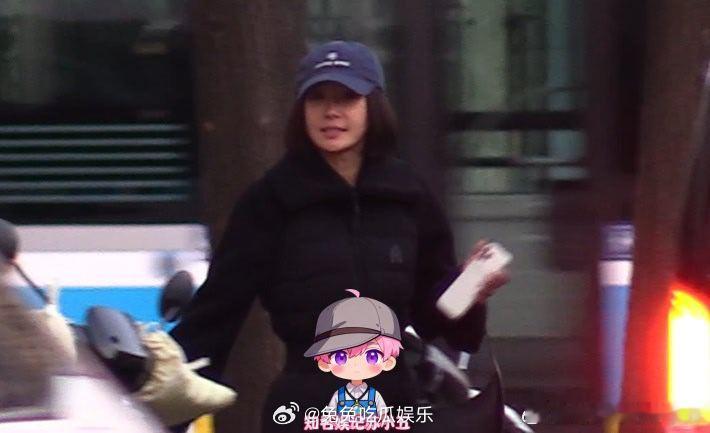 秦岚聚餐后直奔魏大勋家  狗仔爆秦岚和朋友聚餐结束后乘车来到魏大勋所住小区地库 