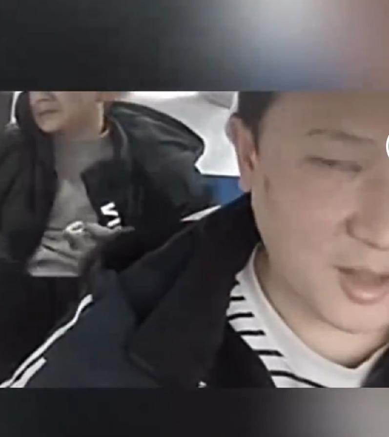 近日贵州遵义一男孩独自打车回家，路上遇上堵车，看着计价器不停跳涨，担心带的钱不够