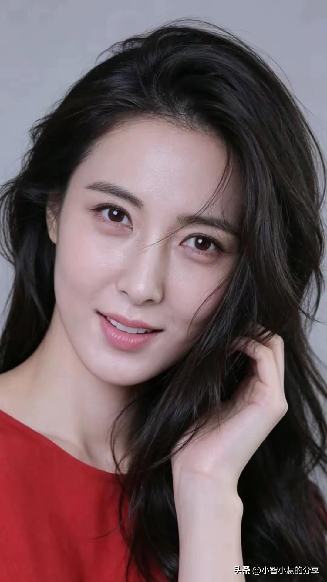 中戏几十年遇见的一个校花美女，确实长得很漂亮，五官立体，双眼皮，高鼻梁，肤白皙，