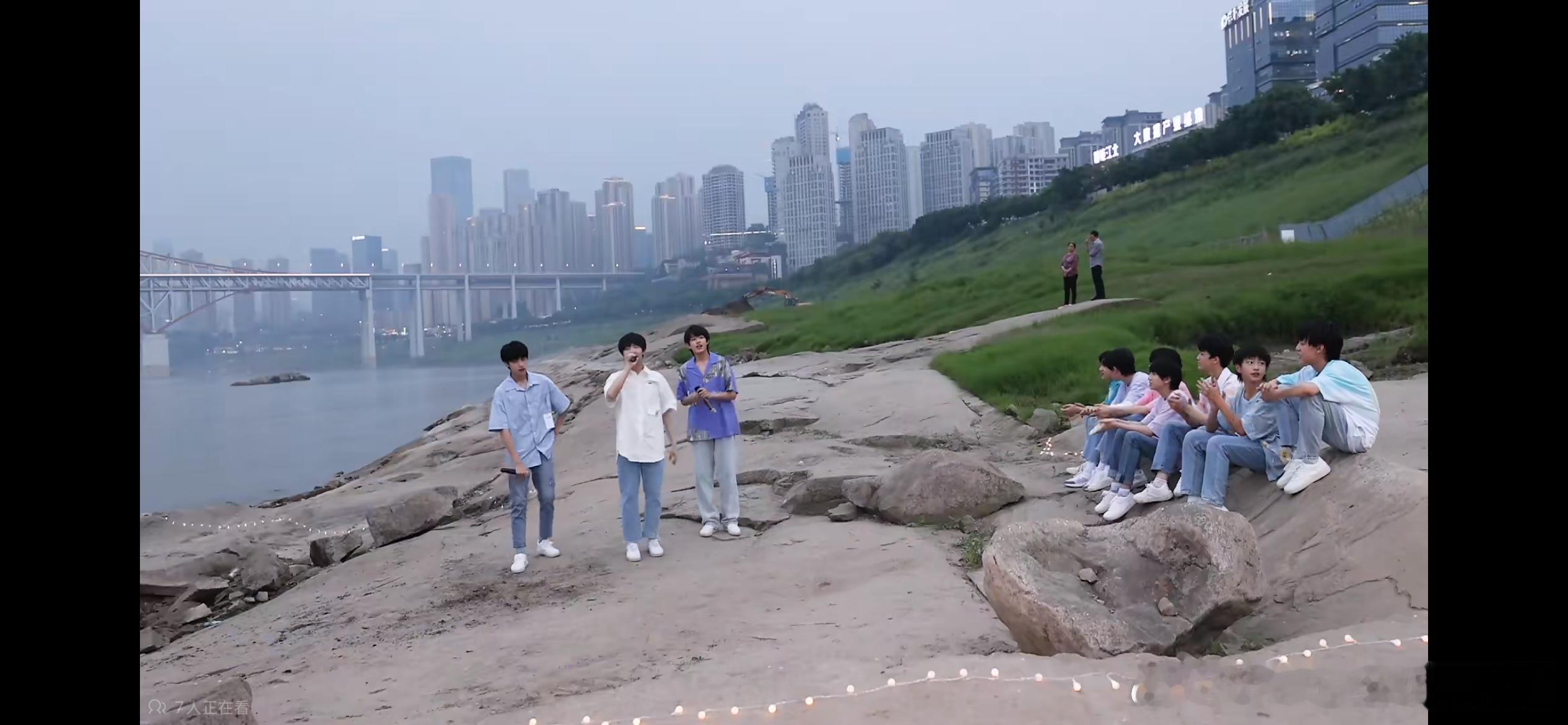 时代峰峻太搞笑了，之前江边音乐会甚至旁边还能站俩老爷老太太旁听 