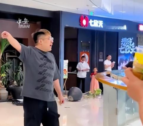 疑似被精准做局！浙江湖州老板砸掉400万网红餐厅，引发全网热议。
 
亏本倒闭后