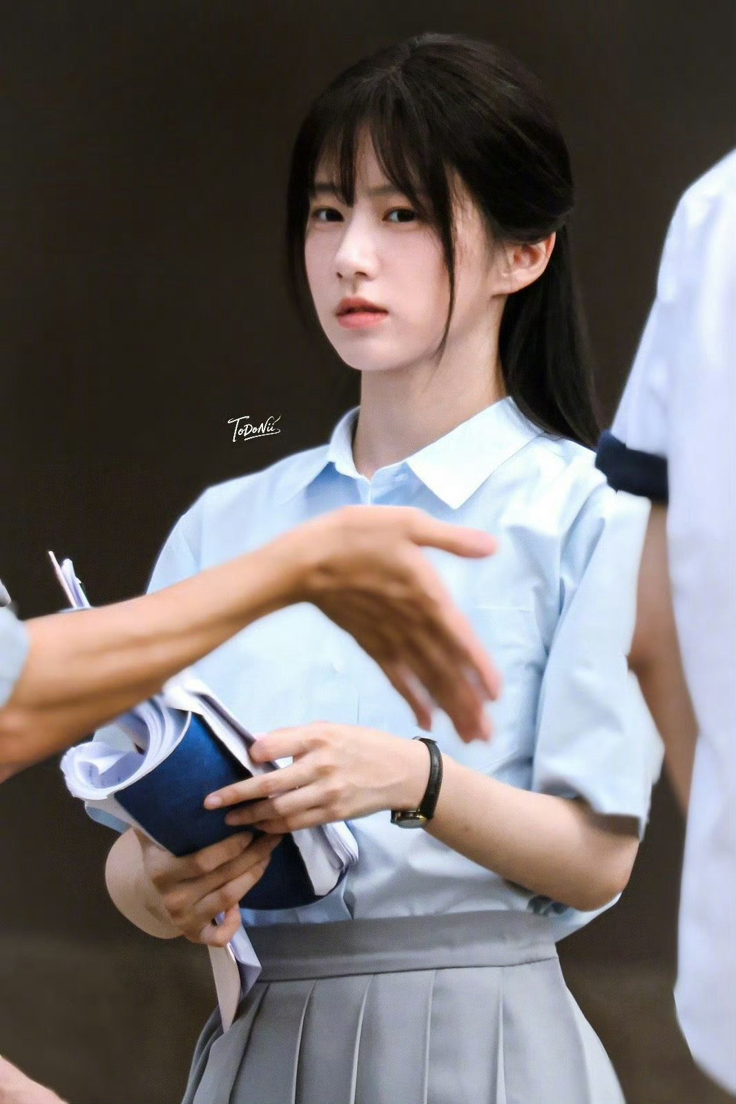 《炽夏》/ 晋江小说《坠落》改编[并不简单]女主周挽是乖巧学霸，外表柔弱内心坚韧