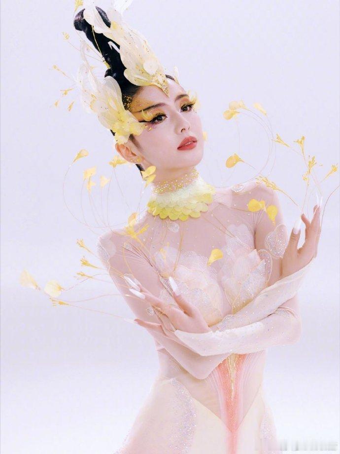 佟丽娅神女舞姿 反复循环这个舞台！佟丽娅的每一个动作都舒展得恰到好处，宫灯流转间