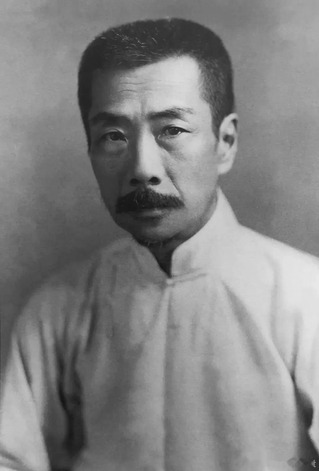 【经典一句话】如果一个人      周围都是垃圾，      那么有两种可能， 