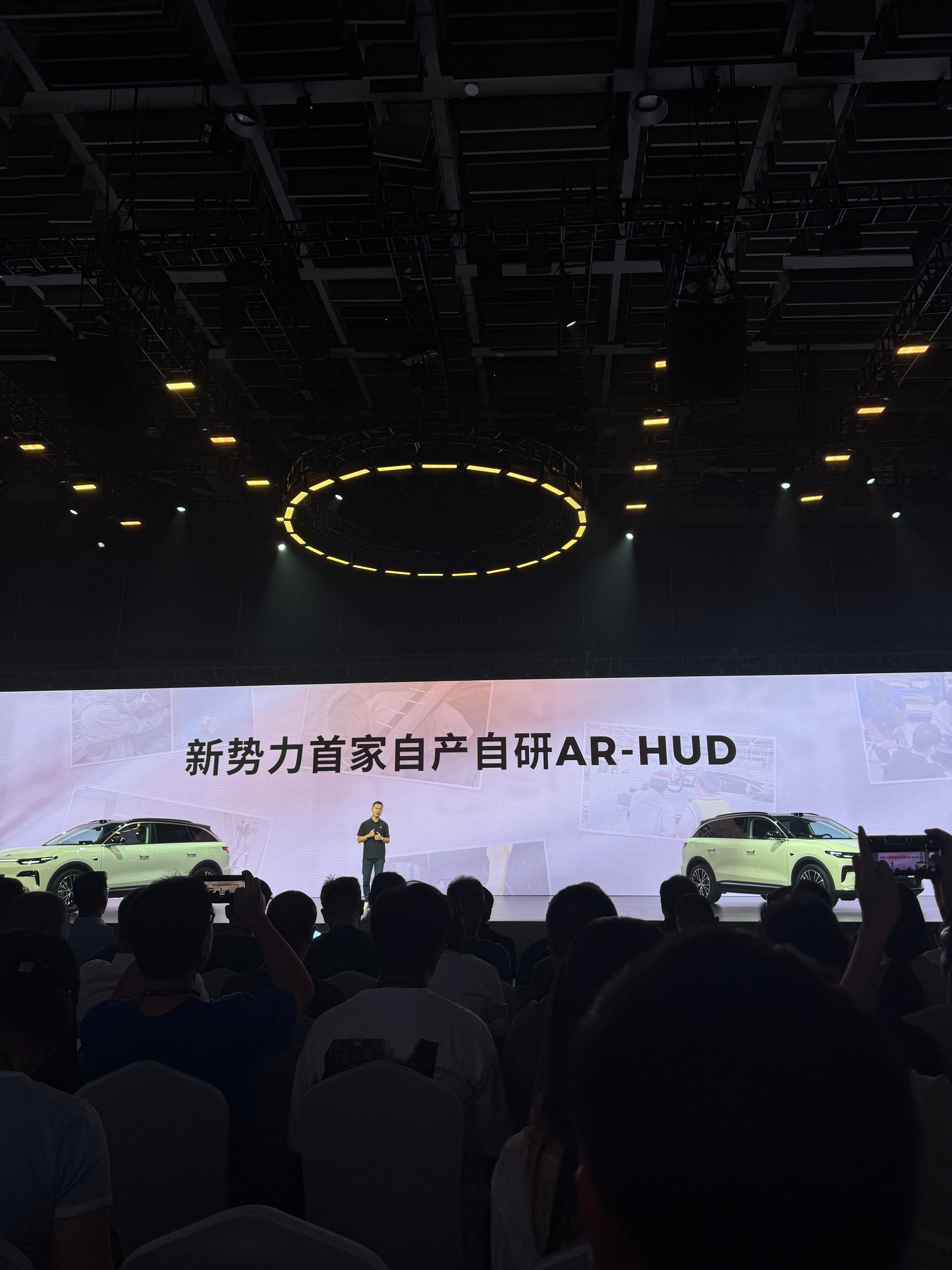 没想到，零跑连这个AR HUD都自研了！尺寸60英寸，导航、车速、地图全部显示。