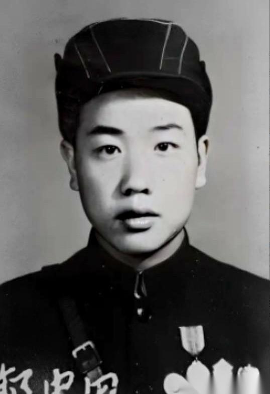 翻开1950年抗美援朝的战史卷宗，葛岘岭阻击战的记录反常得刺眼。一个24岁的排长