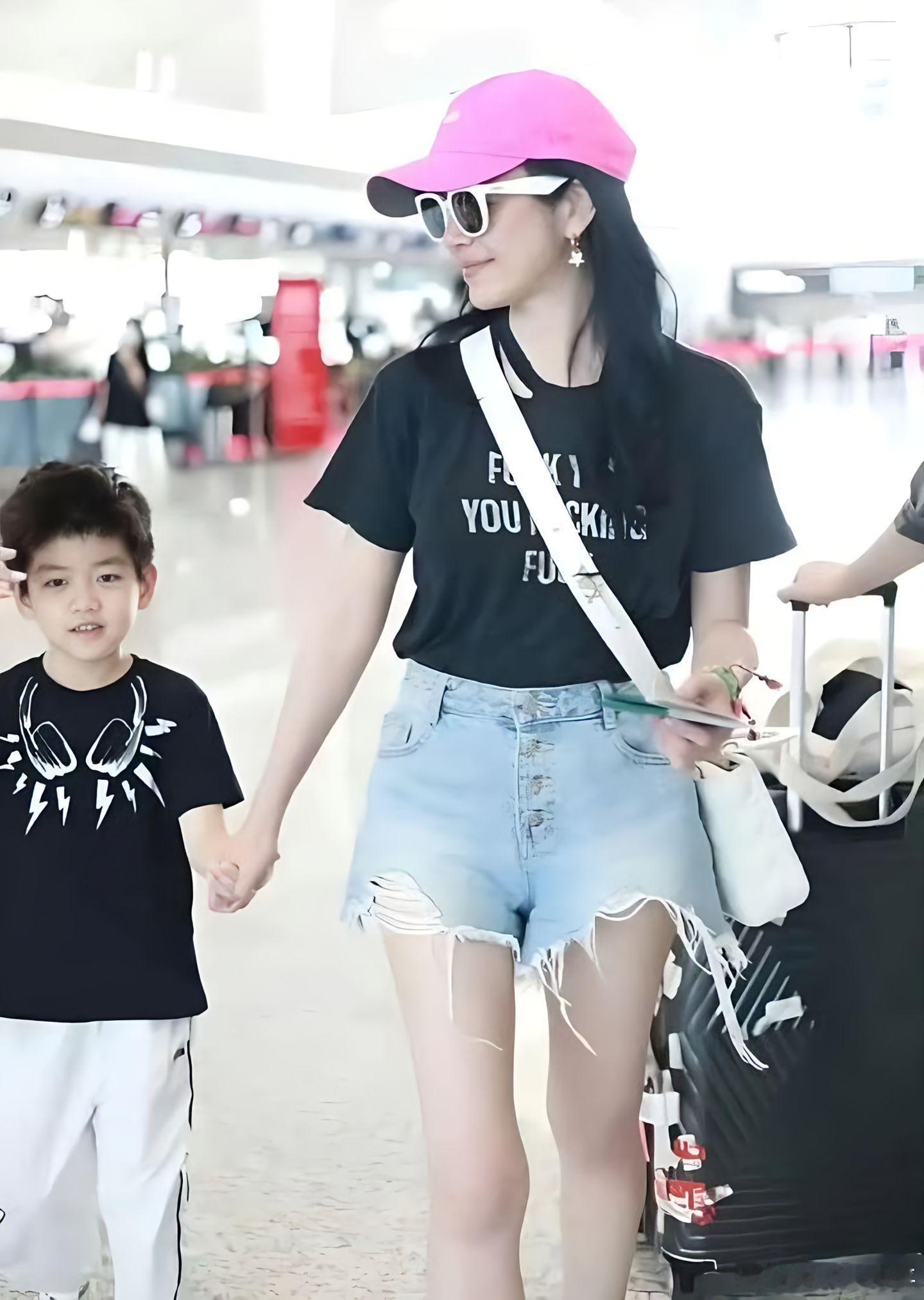 陈妍希儿子谢楠儿子见面就打感觉两个人关系好好，哈哈哈哈哈像朋友一样的相处方式，两