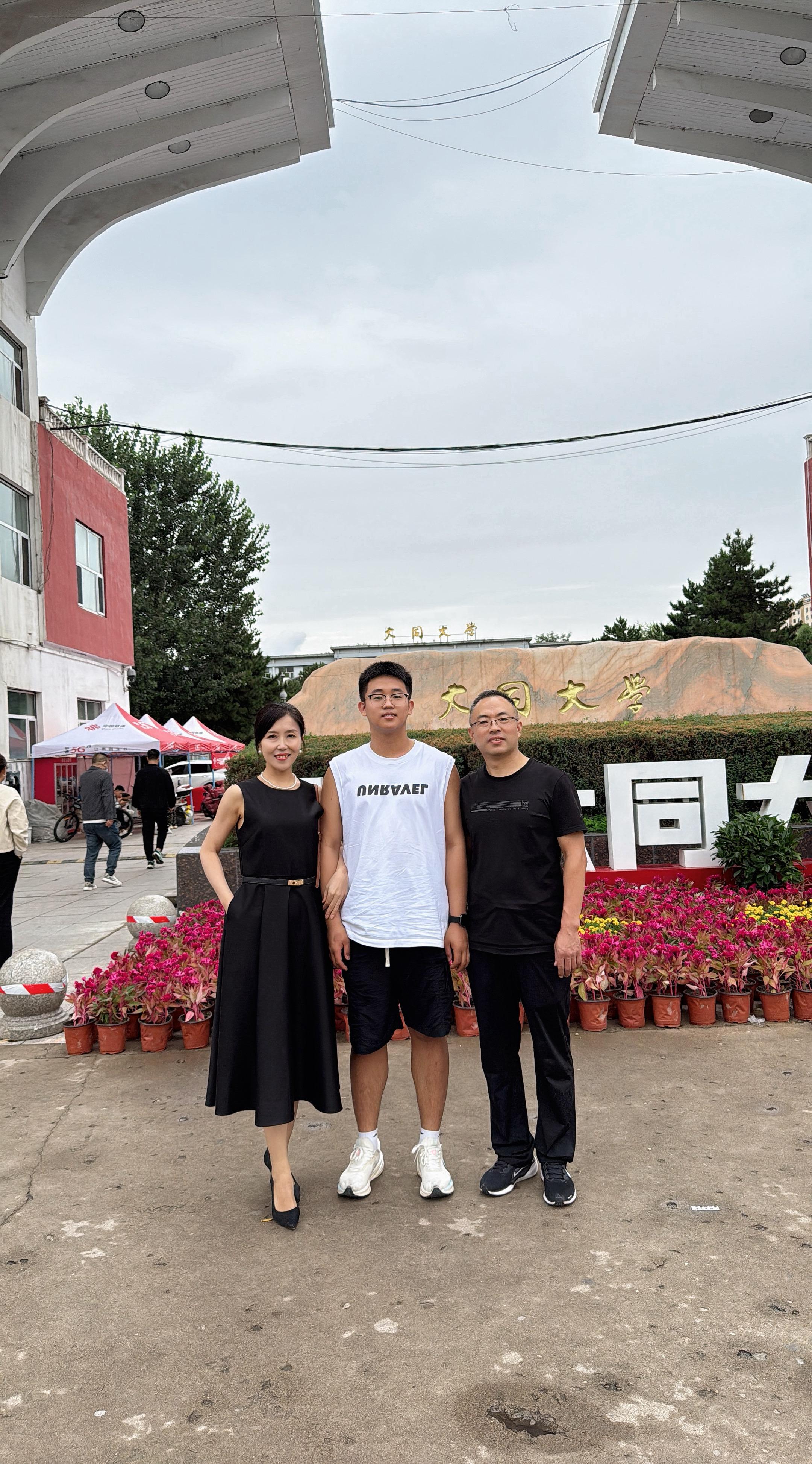 送孩子上学是一种喜悦，也是一种不舍与牵挂，爸妈只能护航到这里了，从此这...