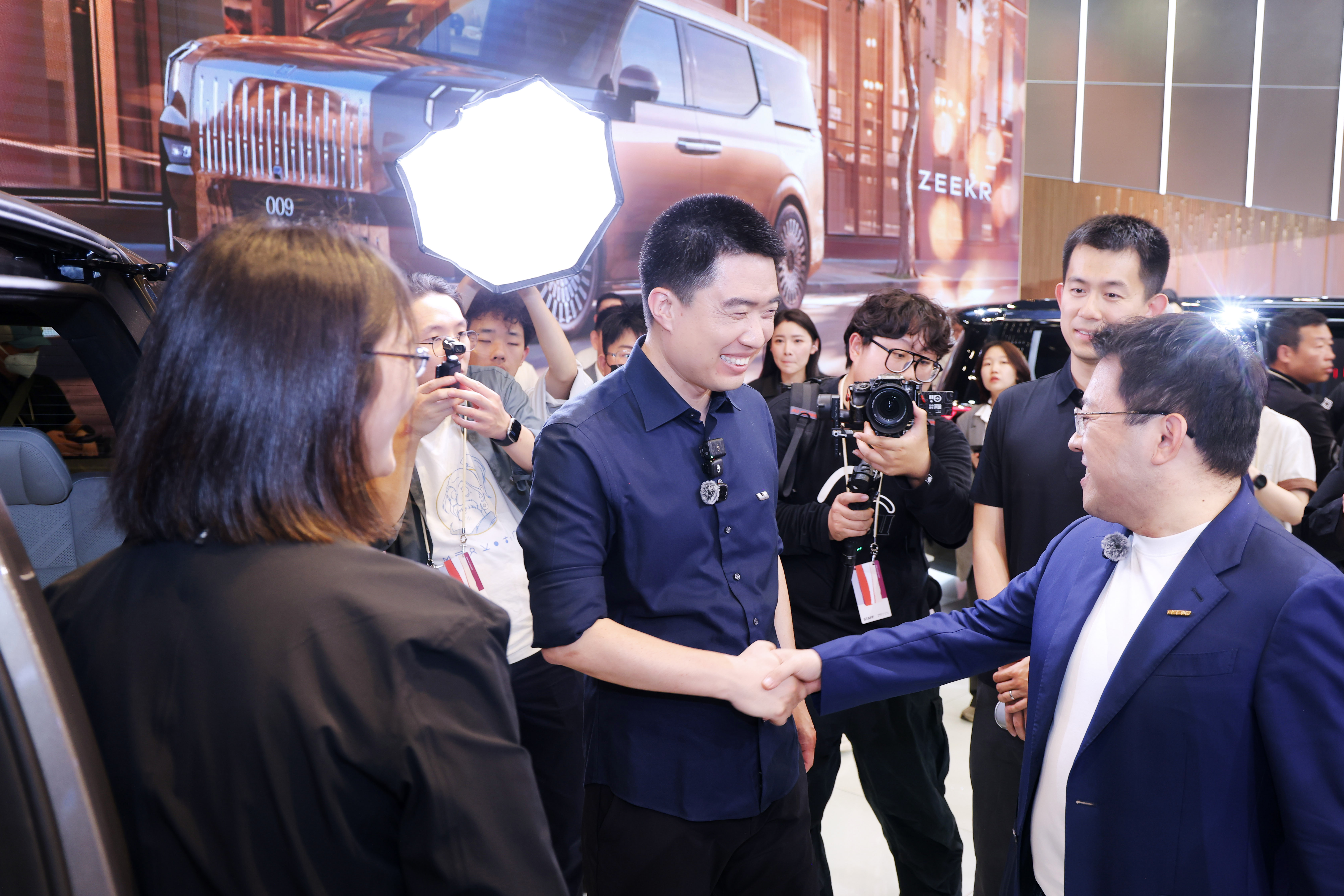 想哥刚到访极氪展台，和吉利CEO淦家阅聊得超投缘，俩人深聊“安全是豪华的前提”，