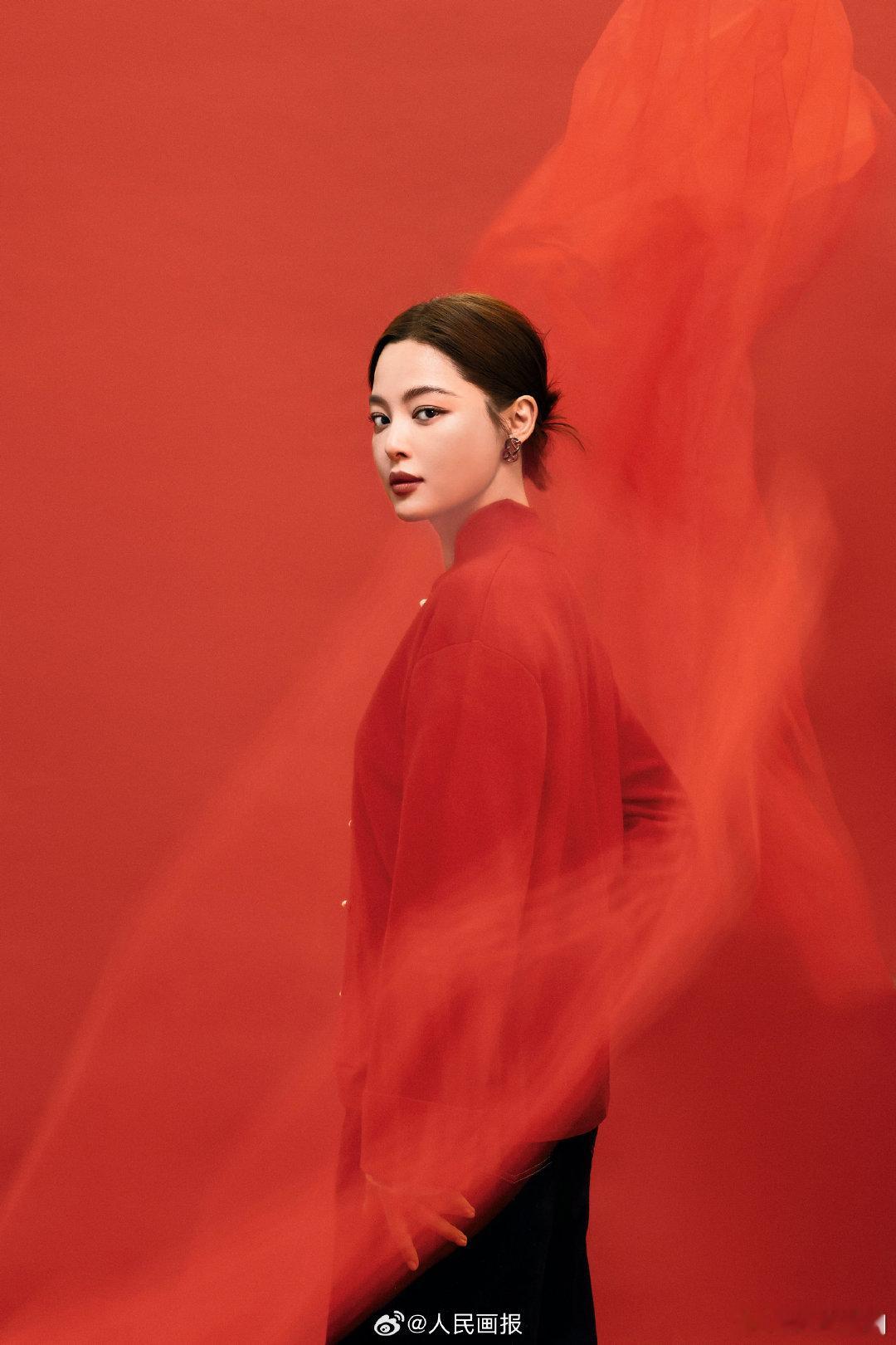 辛芷蕾人民画报正刊封面从荧幕角色到封面主角，辛芷蕾用实力打破边界，登《人民画报》