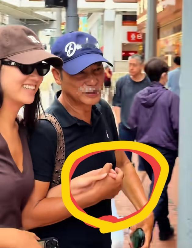 71岁的任达华，引发热议。
 
7月2日，任达华因与女儿在香港街头过马路时的亲密