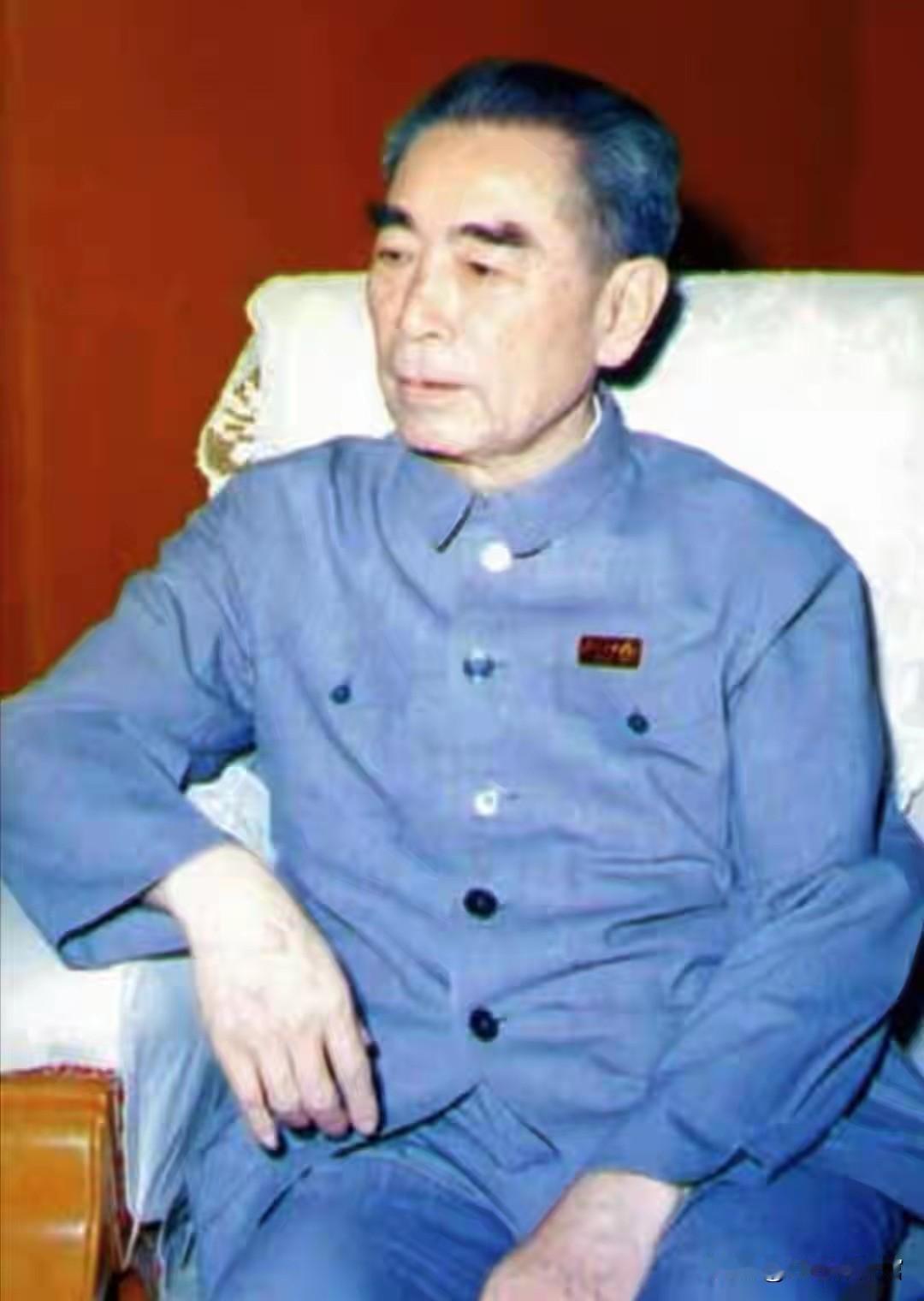 这是周恩来总理晚年的一张珍贵留影，记录了他身着中山装、静坐沉思的瞬间，定格了这位