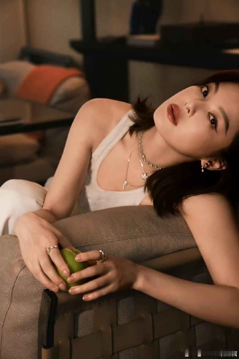 辛芷蕾又在going女孩子了 唐律师的魅力在于懂得分寸。该强硬时寸步不让，该柔软