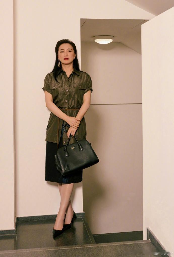 贾玲妈妈级别贾玲赴约prada米兰男装秀 贾玲赴约 Prada 秀场，利落穿搭褪