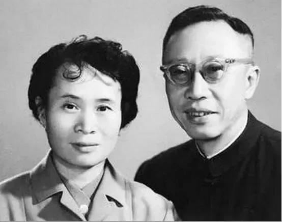 溥仪被特赦后，出版了一本书《我的前半生》。那时候毛主席听说溥仪每月只有180多元