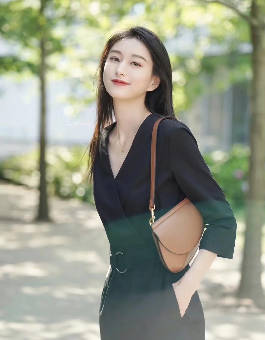 没有必要把你懂的所有东西都说出来，人们不喜欢他们身边有人比他们懂的更多，那会让他