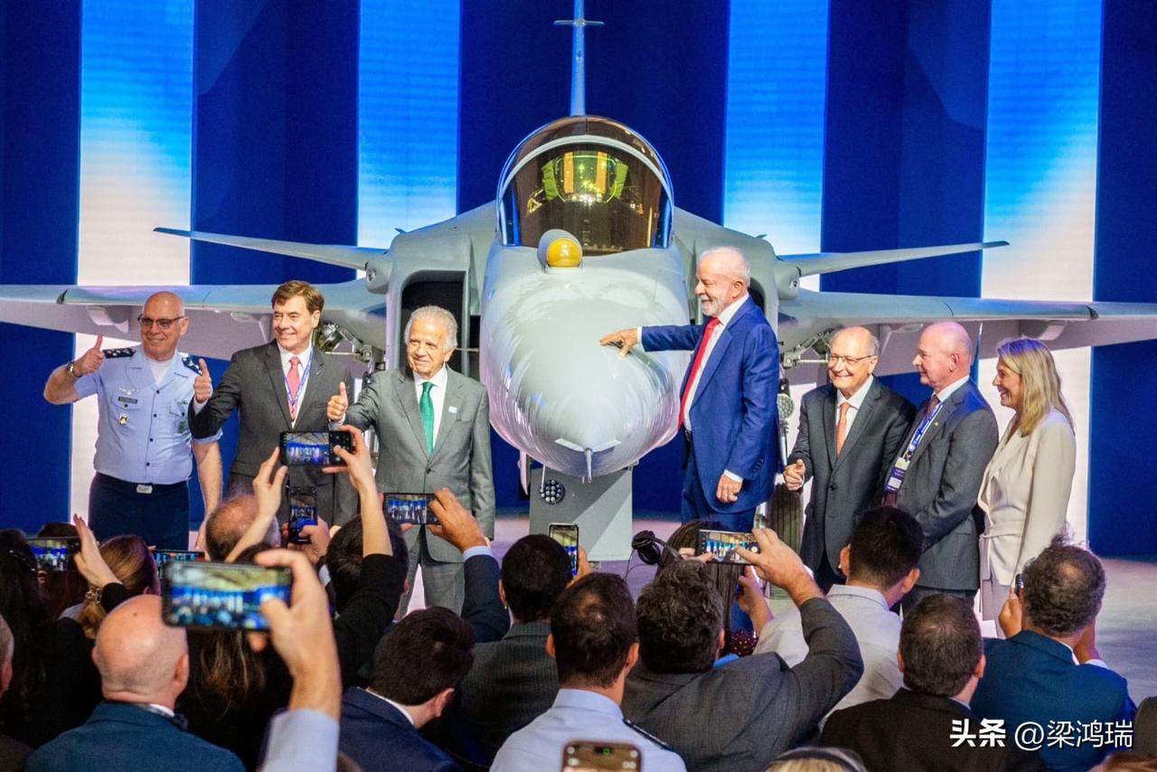 突发新闻：萨博和巴西航空工业公司与巴西空军合作，正式推出了首架完全在巴西本土制造