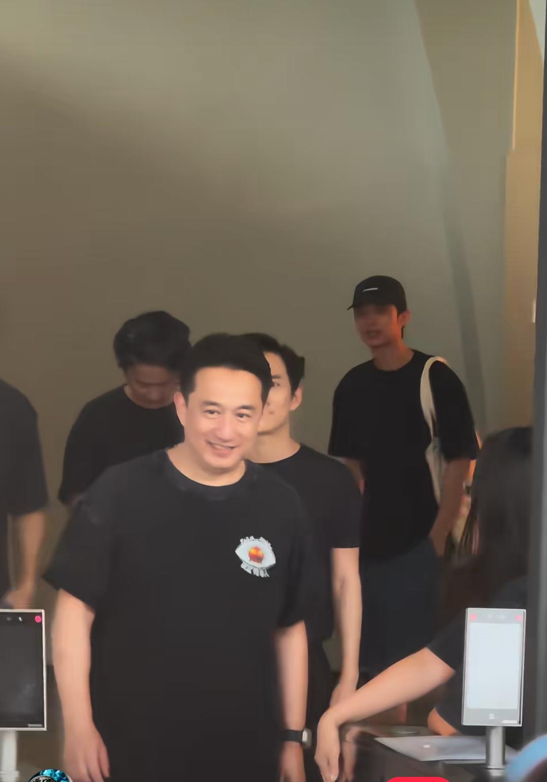 芒果一哥，况且看他跟黄磊关系真的挺好的！
只是那个和蔼可亲的何老师为啥看着有点女