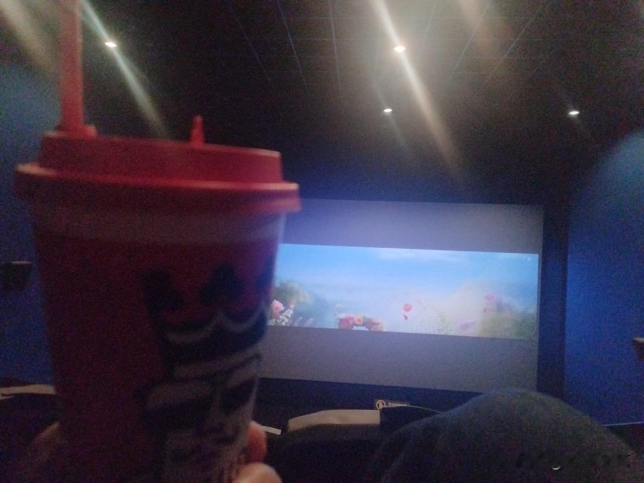 我们从相反方向而来
伟大的光合作用在冬天继续
阳光穿透玻璃
像楔子进入结构的缝隙