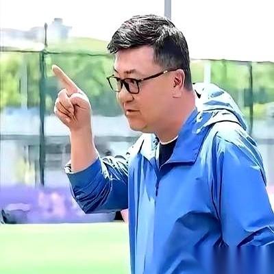 一个意大利教练，当着董路的面儿直接问：“你，到底是哪个国家的专家？”
空气瞬间就