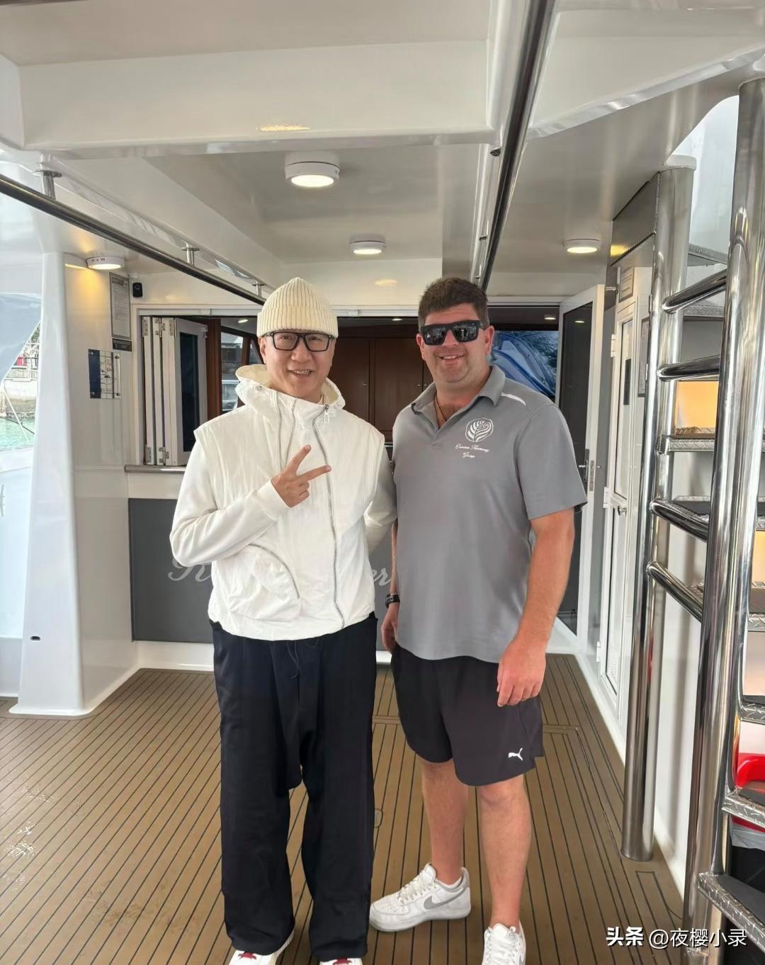 56岁孙红雷在新西兰坐船出海钓鱼，他的穿衣打扮时尚有型，戴着大墨镜，看起来好有钱
